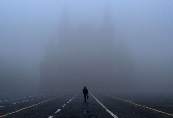 Мужчина на Красной площади в Москве во время тумана - Sputnik Кыргызстан