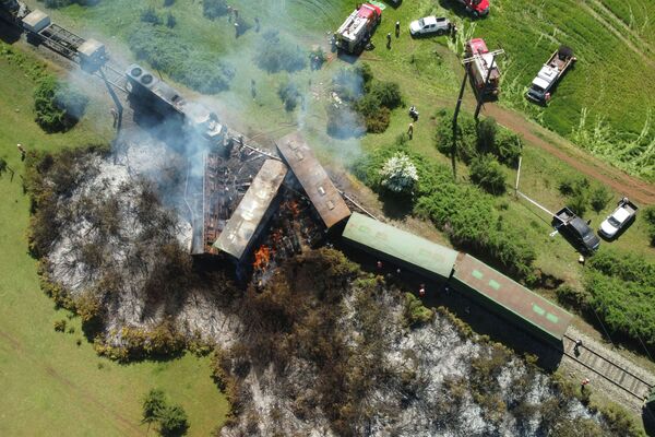 Вид с воздуха на грузовые вагоны и локомотив, сошедшие с рельсов в Чили - Sputnik Кыргызстан