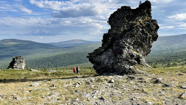 Туристы летом спускаются с перевала Дятлова - Sputnik Кыргызстан