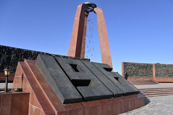 Баргандар 1916-жылдагы трагедиялуу окуялардын, саясий репрессиянын курмандыктарына арналган эстелик мемориалдарына жана жазуучу Чыңгыз Айтматовдун бейитине гүл коюп, куран окушкан. - Sputnik Кыргызстан