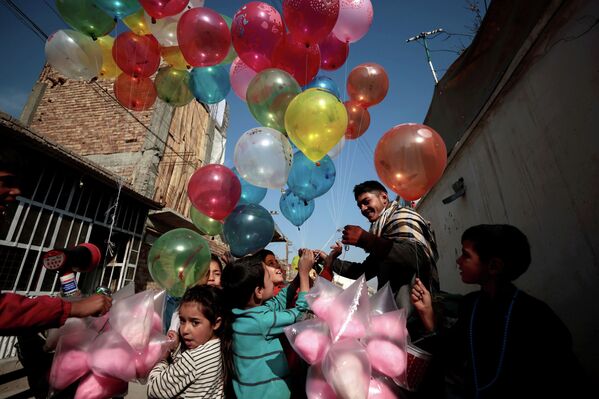 Дети возле продавца воздушных шаров в Кабуле (Афганистан) - Sputnik Кыргызстан