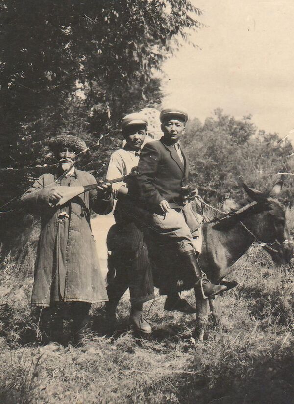 Комузун колуна алып эл аралаган Коргоол Досуев. Кетмен-Төбө, 1953-жыл - Sputnik Кыргызстан