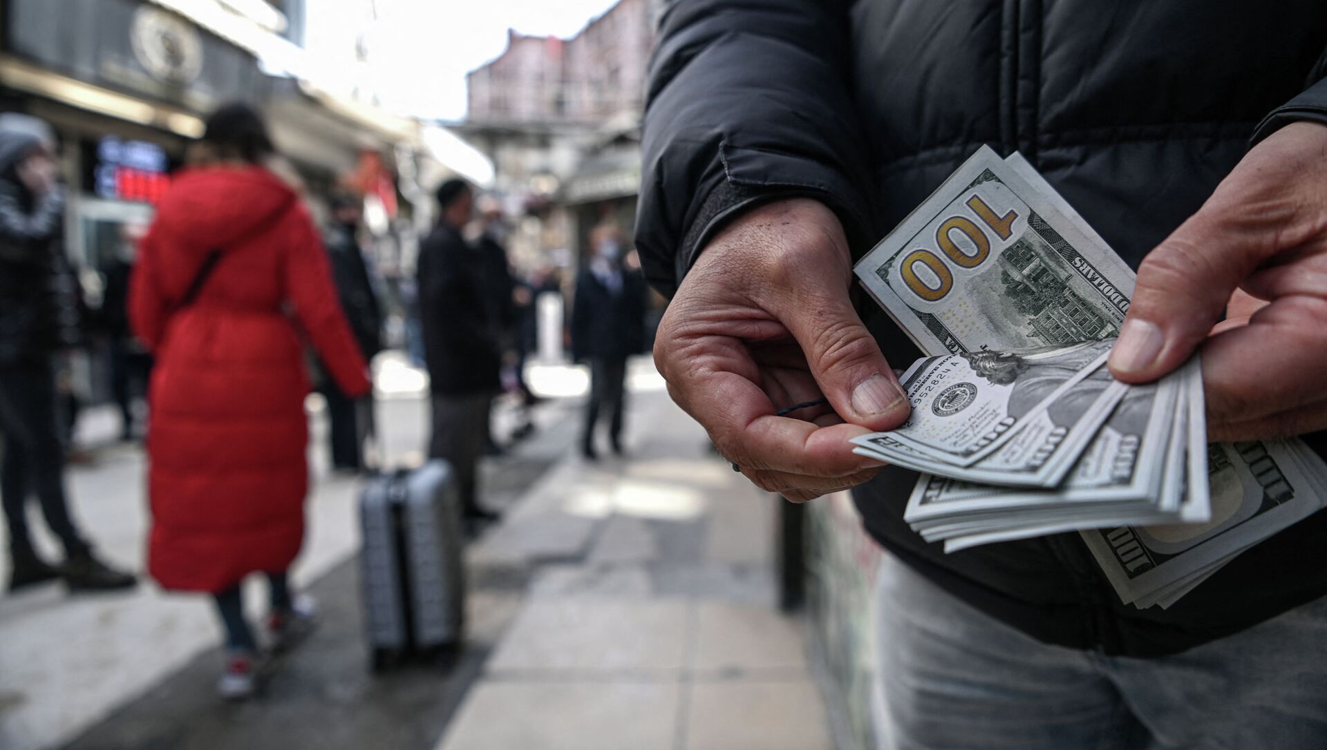 Мужчина пересчитывает доллары США. Архивное фото - Sputnik Кыргызстан, 1920, 08.11.2021
