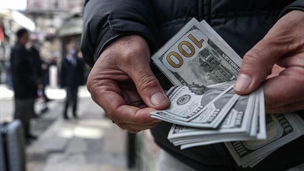 Мужчина с купюрами долларов США. Архивное фото - Sputnik Кыргызстан