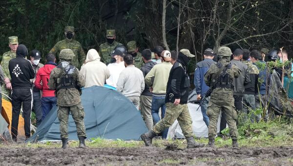 Польские силы безопасности блокируют мигрантов на границе с Беларусью. Архивное фото - Sputnik Кыргызстан