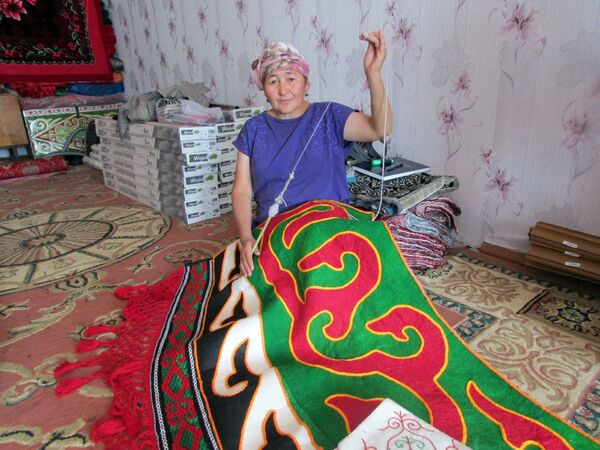 Мастерица за работой над войлочным изделием для юрты. Село Кызыл-Туу, Иссык-Кульская область - Sputnik Кыргызстан