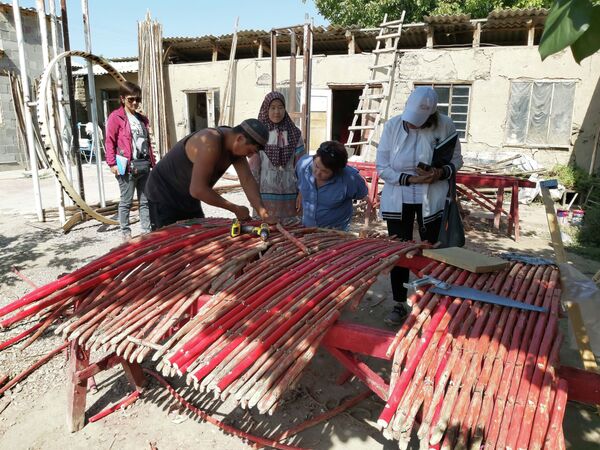 Мастер скрепляет части деревянной решетки юрты. Село Кызыл-Туу, Иссык-Кульская область - Sputnik Кыргызстан