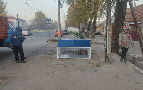 На больших улицах Бишкека установливают сеточные мусоросборники - Sputnik Кыргызстан