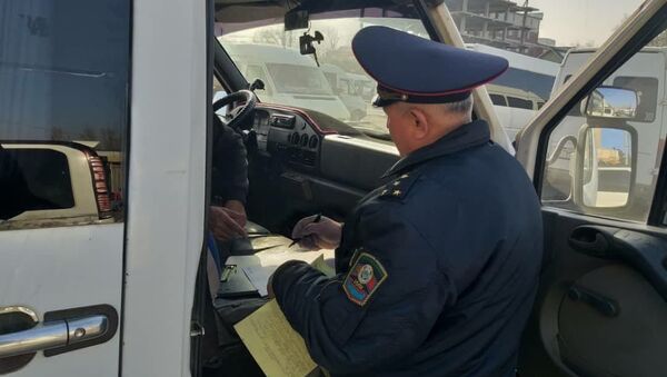 Сотрудник ГУОБДД во время рейда под названием Общественный транспорт в Бишкеке - Sputnik Кыргызстан