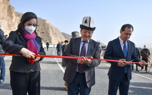  Председатель кабмина Акылбек Жапаров принял участие в церемонии открытия двух эстакадных мостов и автомобильной дороги Арал — Казарман - Sputnik Кыргызстан