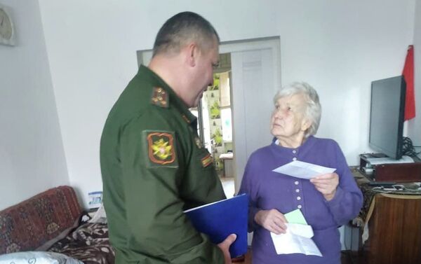 Представители аппарата атташе по вопросам обороны при российском посольстве в Кыргызстане оказали помощь 54 пожилым людям - Sputnik Кыргызстан