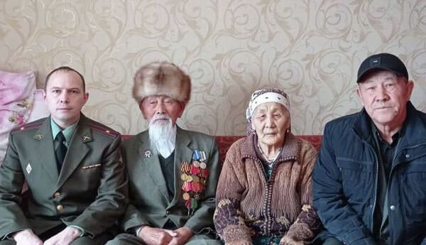 Старший помощник военного атташе Дмитрий Колобонов рассказал, что ветераны, блокадники, а также узники лагерей получили денежные выплаты - Sputnik Кыргызстан