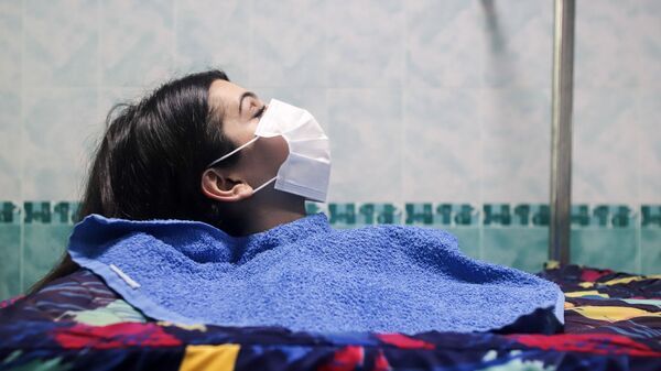 Девушка принимает пароуглекислую ванну в рамках программы реабилитации. Архивное фото - Sputnik Кыргызстан