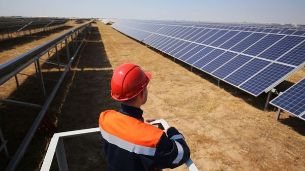 Сотрудник солнечной электростанции. Архивное фото - Sputnik Кыргызстан