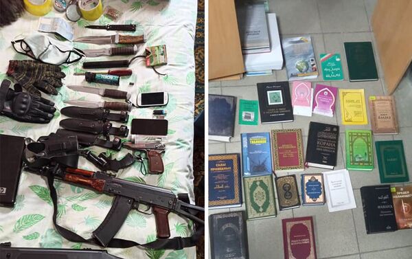 В доме 47-летнего мужчины в селе Пригородном нашли переделанный складной автомат Калашникова, мелкокалиберную винтовку, газовый пистолет, сигнальный револьвер, четыре ножа, три маски, более 60 религиозных книг и листовок, парики и другие вещи - Sputnik Кыргызстан