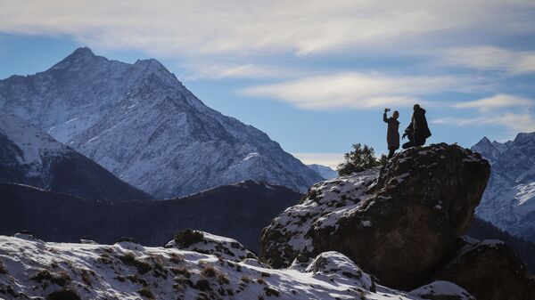 Туристы фотографируются в горах. Архивное фото - Sputnik Кыргызстан