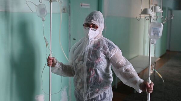 Медицинский работник в отделении больницы. Архивное фото - Sputnik Кыргызстан