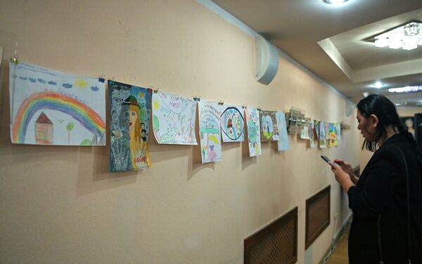 Выставка Дети Донбасса — детям Карабаха в московском офисе Россотрудничества - Sputnik Кыргызстан