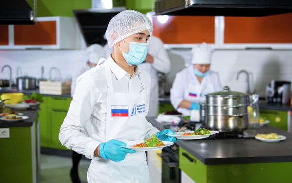 Организаторы хотели отметить работу школьных поваров, а также рассказать общественности о важности правильного питания детей. - Sputnik Кыргызстан