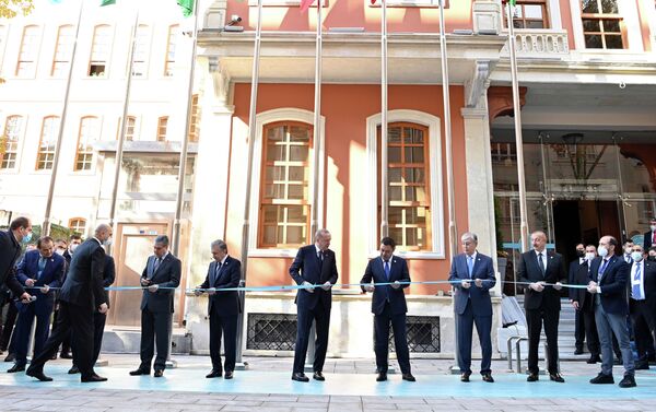 Президент Садыр Жапаров принял участие в церемонии поднятия флага Кыргызстана по случаю открытия новой штаб-квартиры секретариата Совета сотрудничества тюркоязычных государств (ССТГ) в Стамбуле - Sputnik Кыргызстан