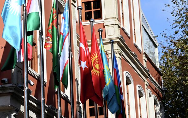 Главы государств синхронно подняли национальные флаги, а затем перерезали ленту возле новой штаб-квартиры ССТГ - Sputnik Кыргызстан