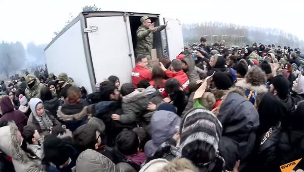Мигранты устроили давку во время раздачи еды на границе Беларуси — видео - Sputnik Кыргызстан