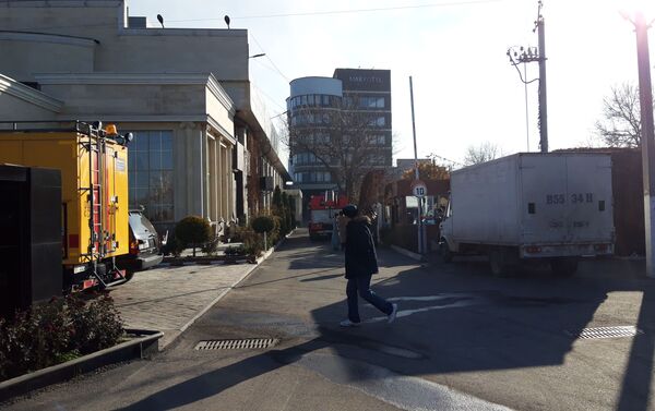 Директор ОсОО Алтын казына групп Жамбы Мамажанова отметила, что сотрудники заведения вовремя эвакуировали всех, кто был в здании - Sputnik Кыргызстан