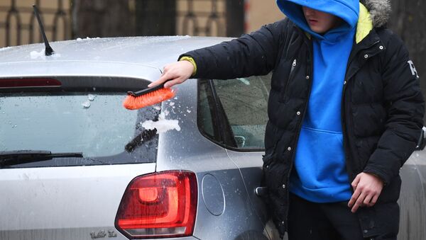 Мужчина очищает машину от снега - Sputnik Кыргызстан