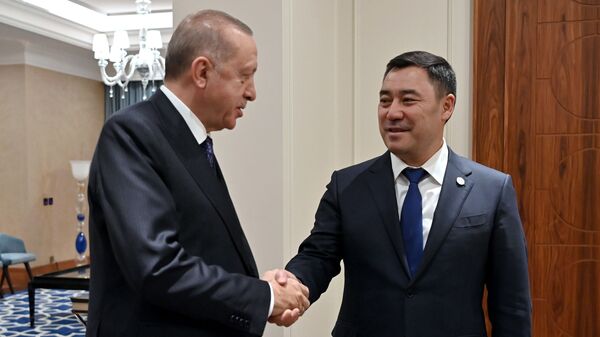 Встреча президента Садыра Жапарова с президентом Турции Реджепом Эрдоганом в Стамбуле. Архивное фото - Sputnik Кыргызстан