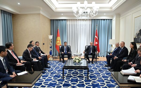 Встреча прошла накануне, 12 ноября, в Стамбуле на полях Саммита глав стран-участниц Совета сотрудничества тюркоязычных государств (ССТГ). - Sputnik Кыргызстан
