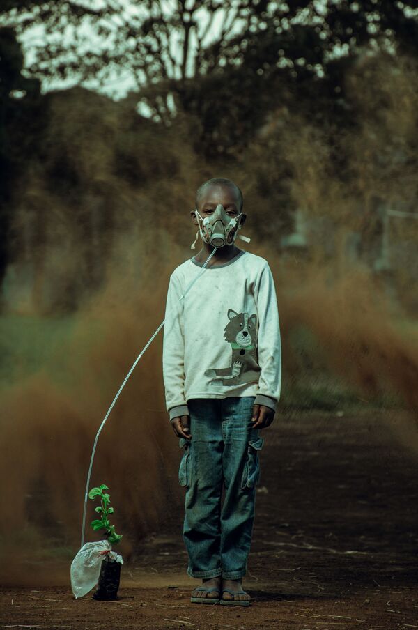 Впечатлил жюри конкурса и символический снимок, сделанный Кевином Оньянго в Кении. На нем на мальчика, вдыхающего кислород из растения, надвигается песчаная буря.  - Sputnik Кыргызстан