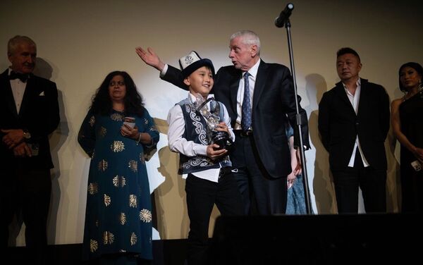 Это считается одним из основных призов кинофестиваля. Авторам картины вручили награду в 10 тысяч долларов. - Sputnik Кыргызстан