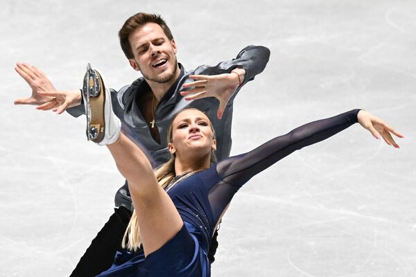 Российские фигуристы Виктория Синицина и Никита Кацалапов, занявшие первое место в категории Танцы на льду на NHK Trophy 2021 - Sputnik Кыргызстан