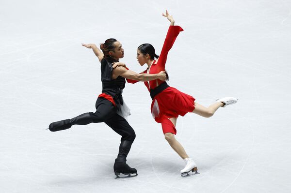 Японские фигуристы Кана Мурамото и Дайсукэ Такахаси заняли шестое место в Танцах на льду - Sputnik Кыргызстан