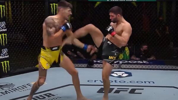 Нокаут локтями и жесткие удары — видео лучших моментов турнира UFC - Sputnik Кыргызстан