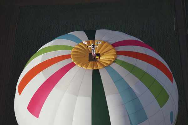 Французский воздухоплаватель Реми Оврард устанавливает новый мировой рекорд, балансируя на куполе воздушного шара на высоте более четырех километров - Sputnik Кыргызстан