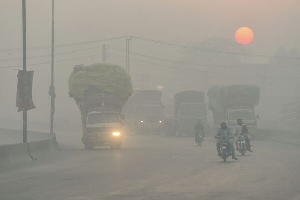 8 ноября Бишкек поднялся на первое место в антирейтинге по загрязненности воздуха World Air Quality. На втором и третьем местах стояли Дели (Индия) и Лахор (Пакистан). На фото: смог в Лахоре.  - Sputnik Кыргызстан