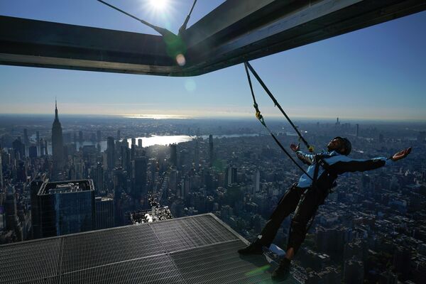 Городской альпинист на вершине небоскреба 30 Hudson Yards в Нью-Йорке - Sputnik Кыргызстан