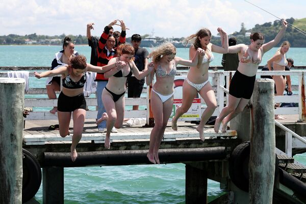Девушки прыгают с причала в Окленде (Новая Зеландия) после снятия карантинных ограничений - Sputnik Кыргызстан