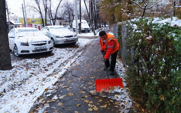 Сотрудники муниципального предприятия Тазалык очищают дороги и тротуары в Бишкеке от снега с 4:00 - Sputnik Кыргызстан