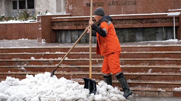 Очистка улиц и тротуаров от снега в Бишкеке - Sputnik Кыргызстан