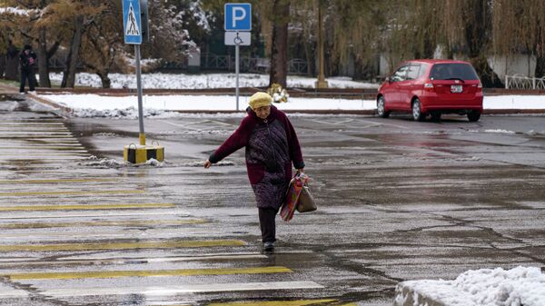 Женщина переходит дорогу по улице Чуй в Бишкеке. Архивное фото - Sputnik Кыргызстан