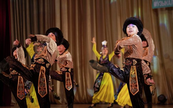 Около 300 юных исполнителей со всей республики, в том числе 18 творческих коллективов, два дня демонстрировали свои таланты, знакомили зрителей с кыргызской и российской культурой - Sputnik Кыргызстан