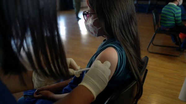 Подросток получает вакцину от COVID-19. Архивное фото - Sputnik Кыргызстан