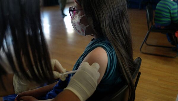 Подросток получает вакцину от COVID-19. Архивное фото - Sputnik Кыргызстан