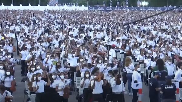 Венесуэлада 12 миң музыкант Чайковскийдин маршын ойноду. Видео - Sputnik Кыргызстан