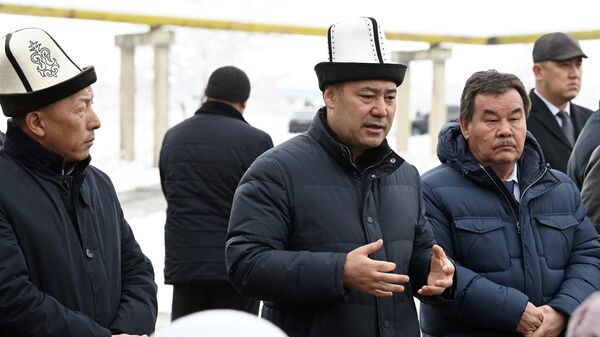 Президент Садыр Жапаров на территории жилмассива ТЭЦ-2 в Бишкеке. Архивное фото - Sputnik Кыргызстан