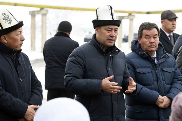 Пресс-служба главы государства напомнила, что в августе он посетил стратегический объект, после чего встретился с местными жителями - Sputnik Кыргызстан