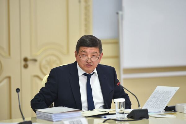 Жапаров отметил необходимость усиления работы госорганов в вопросах снижения цен на твердое топливо и обеспечения населения углем в достаточном объеме, а также бесперебойных поставок ГСМ - Sputnik Кыргызстан