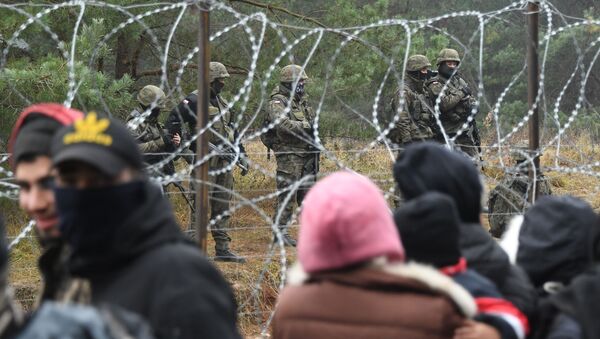 Колонна беженцев направилась к КПП на белорусско-польской границе. Видео - Sputnik Кыргызстан